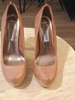 Steve Madden Tan Rounded Closed-Toe Platform Pumps